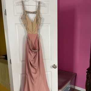 Selling a gown, wore once to prom. It’s size 8, baby pink color.